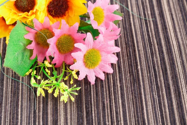 Flores Artificiales Coloridas Sobre Fondo Tela Imagen Primer Plano —  Fotos de Stock