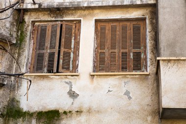 Limassol, Kıbrıs'ta kepenkler ile eski windows.