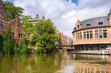 Ghent, Belçika - 14 Ağustos 2015 - eski renkli geleneksel evleri tarihi Ortaçağ şehir içinde kanal boyunca.