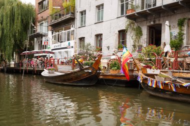 Kanal ve tarihi Ortaçağ şehir rahatlatıcı insanlarda boyunca Ghent, Belçika - 14 Ağustos 2015 - eski renkli geleneksel evleri.