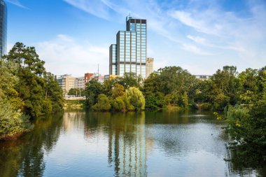 Kamu Parkı'ndan Düsseldorf kenti.