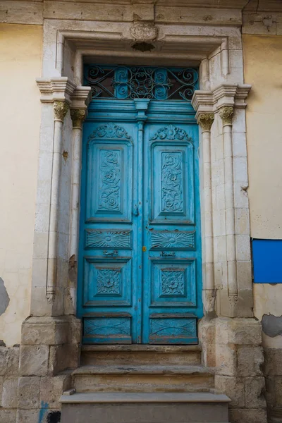 Porta Madeira Velha Com Ornamento Metálico Limassol Chipre — Fotografia de Stock