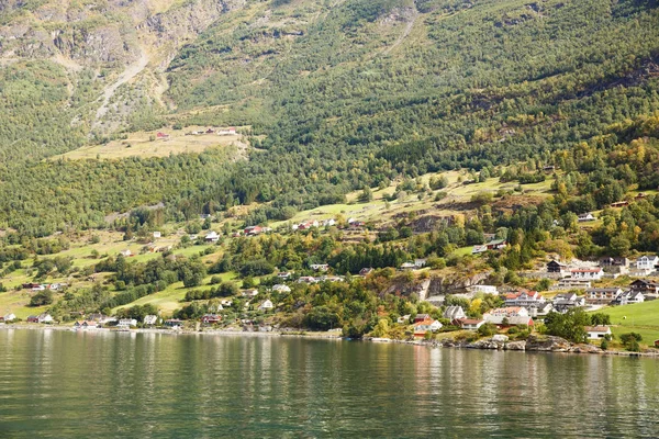 风景与 Naeroyfjord 山和传统村庄房子在挪威 — 图库照片