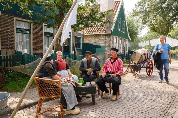 エンクホイゼン オランダ 2015 オランダ語漁師村野外博物館 Zuiderzeemuseum の伝統的な服の住民 — ストック写真