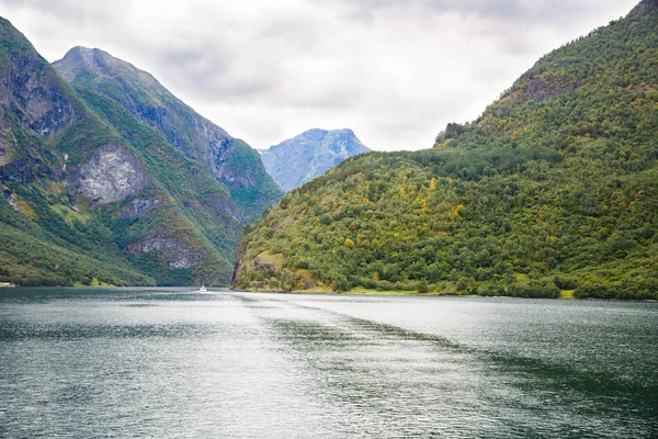 Paisagem Com Naeroyfjord Altas Montanhas Noruega — Fotografia de Stock