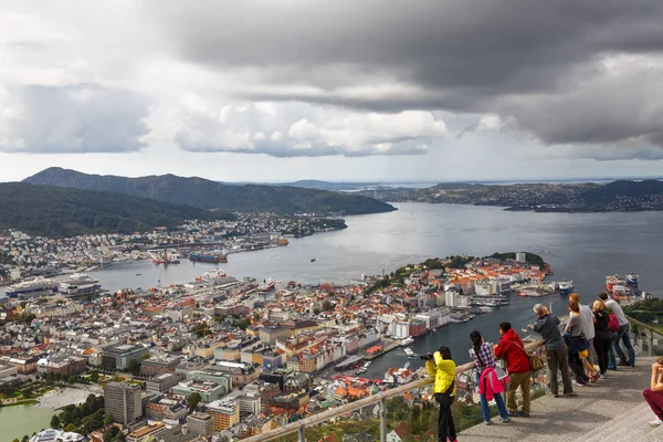 Bergen Noruega Agosto 2014 Turistas Ponto Vista Topo Cidade Norueguesa — Fotografia de Stock