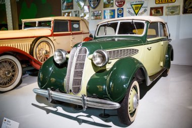 Brussels, Belçika - 25 Ağustos 2015 - Autoworld Museum, otomobil başlangıçlardan geçmişini gösteren eski araba koleksiyonu.
