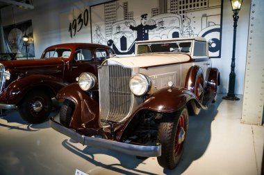 Brussels, Belçika - 25 Ağustos 2015 - Autoworld Museum, otomobil başlangıçlardan geçmişini gösteren eski araba koleksiyonu.