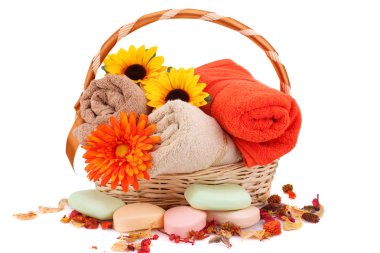 Spa havlular, sabunlar ve beyaz arka plan üzerinde izole çiçeklerle ayarla.