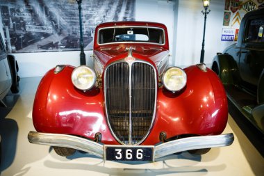 Brussels, Belçika - 25 Ağustos 2015 - Autoworld Museum, otomobil başlangıçlardan geçmişini gösteren eski araba koleksiyonu.