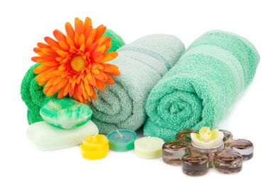 Spa havlu, mumlar, sabunlar ve beyaz arka plan üzerinde izole çiçek ile ayarla.