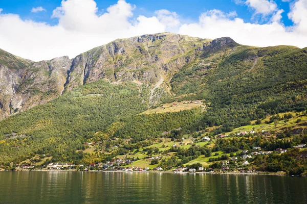 Paesaggio Con Naeroyfjord Montagne Case Villaggio Tradizionali Norvegia — Foto Stock