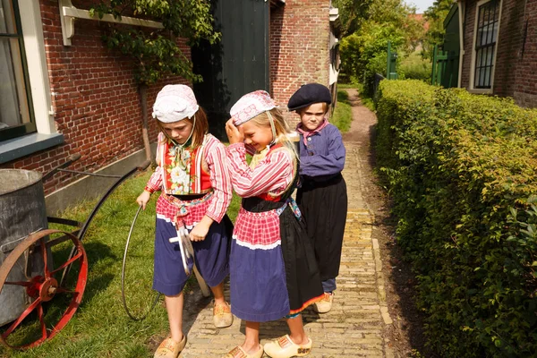 Enkhuizen Países Bajos Agosto 2015 Los Niños Identificados Ropa Nacional —  Fotos de Stock