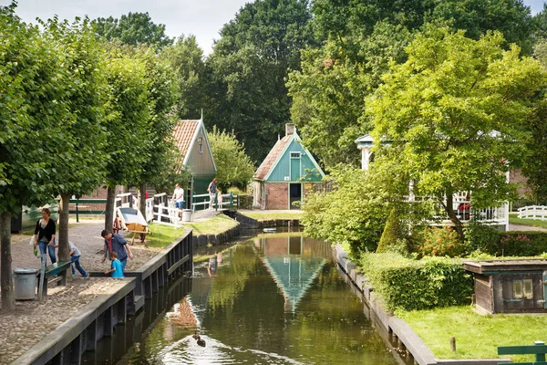 Enkhuizen Niederlande August 2015 Die Häuser Und Menschen Traditionellen Fischerdorf — Stockfoto