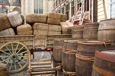 Eski ahşap varil ve diğer şeyler Ghent, Belçika.
