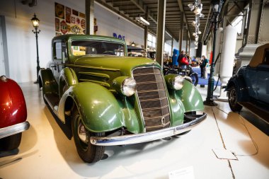 Brussels, Belçika - 25 Ağustos 2015 - Autoworld Museum, otomobil başlangıçlardan geçmişini gösteren eski araba koleksiyonu.