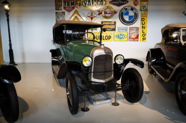 Brussels, Belçika - 25 Ağustos 2015 - Autoworld Museum, otomobil başlangıçlardan geçmişini gösteren eski araba koleksiyonu.