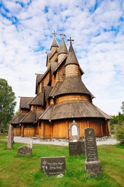 Heddal, Norveç-Ağustos 15, 2014 - eski savmak kilise ve Norveç köyü Mezarlığı.