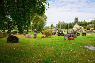 Heddal, Norveç-Ağustos 15, 2014 - old church yakınındaki Norveç köyde eski mezarlığı.