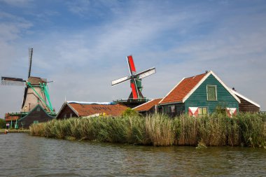 Nehre Zaam Zaanse Schans'a köy, geleneksel, otantik Hollanda yel değirmenleri.