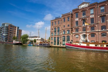 Zaanse Schans'a, Hollanda, 19 Ağustos 2015 - geleneksel Hollanda binalar ve tekneler kanalında.