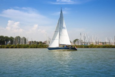 Enkhuizen, Hollanda - 19 Ağustos 2015 - yat ve liman denizden görüntülemek.
