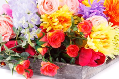 Ahşap kutusunda renkli kumaş çiçekler.