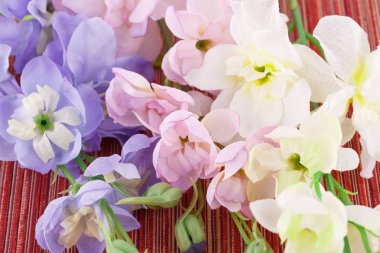 Bez arka plan, portre resim üzerinde renkli yapay çiçekler.