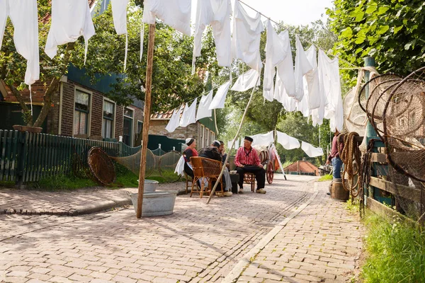 Enkhuizen Netherlands August 2015 Inhabitants Traditional Clothes Dutch Fisherman Village — стоковое фото