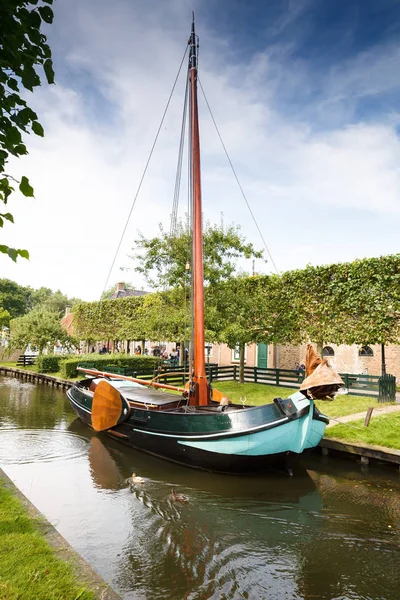 Enkhuizen Países Bajos Agosto 2015 Barco Canal Tradicional Antiguo Pueblo —  Fotos de Stock