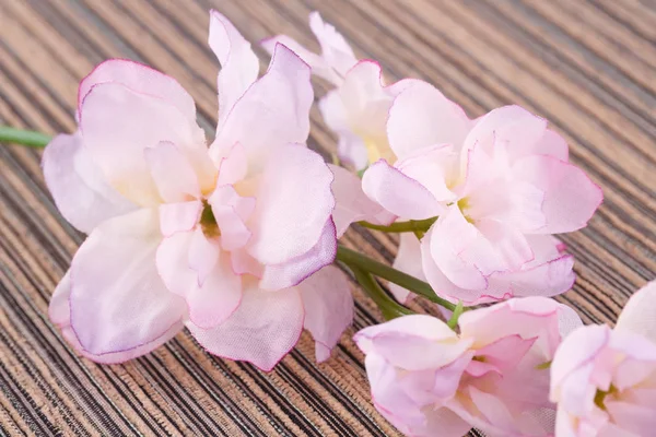 Fleurs Artificielles Roses Sur Fond Tissu Image Rapprochée — Photo