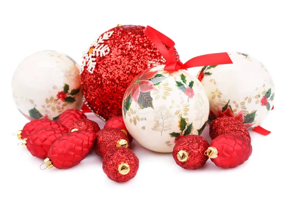 Weihnachtskugeln Und Zapfen Isoliert Auf Weißem Hintergrund — Stockfoto