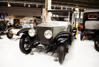 Brussels, Belçika - 25 Ağustos 2015 - Autoworld Museum, otomobil başlangıçlardan geçmişini gösteren eski araba koleksiyonu.