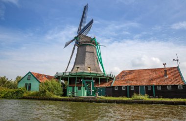 Nehre Zaam Zaanse Schans'a köy, geleneksel, otantik Hollanda Yeldeğirmeni.