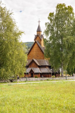Heddal, Norveç-Ağustos 15, 2014 - eski savmak kilise ve Norveç köyü Mezarlığı.