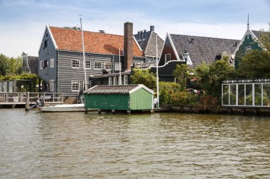 Geleneksel, otantik Hollanda evleri ve tekne kanalında.