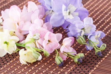 Bambu zemin, portre resim üzerine pembe kumaş çiçekler.