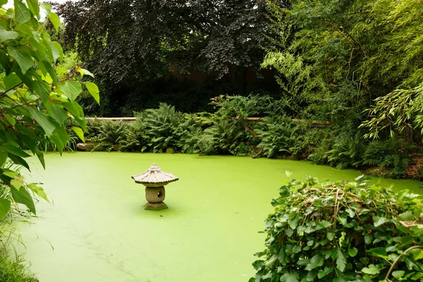 Jardim Japonês Com Lagoa Lanterna — Fotografia de Stock