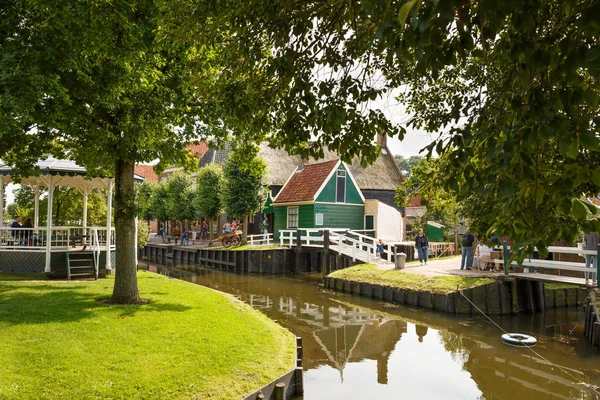 Enkhuizen Niederlande August 2015 Die Häuser Und Menschen Traditionellen Fischerdorf — Stockfoto