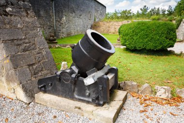 Eski bombardıman ile kalenin avlu.