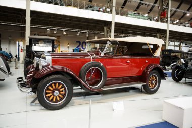 Brussels, Belçika - 25 Ağustos 2015 - Autoworld Museum, otomobil başlangıçlardan geçmişini gösteren eski araba koleksiyonu.
