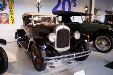 Brussels, Belçika - 25 Ağustos 2015 - Autoworld Museum, otomobil başlangıçlardan geçmişini gösteren eski araba koleksiyonu.