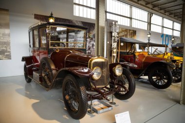 Brussels, Belçika - 25 Ağustos 2015 - Autoworld Museum, otomobil başlangıçlardan geçmişini gösteren eski araba koleksiyonu.
