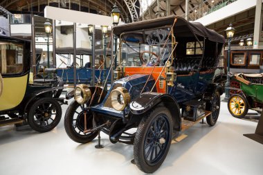 Brussels, Belçika - 25 Ağustos 2015 - Autoworld Museum, otomobil başlangıçlardan geçmişini gösteren eski araba koleksiyonu.