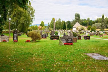 Heddal, Norveç-Ağustos 15, 2014 - old church yakınındaki Norveç köyde eski mezarlığı.