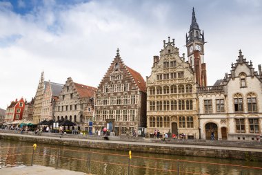 Ghent, Belçika - 14 Ağustos 2015 - eski Graslei kanal boyunca renkli geleneksel evlerde.