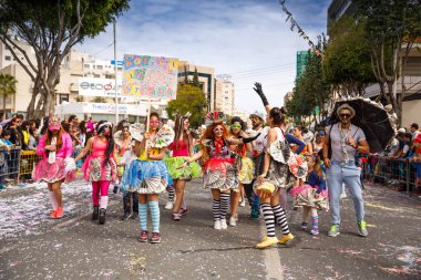 Limassol, Kıbrıs - 13 Mart 2016-16. yüzyılın başlarında, Venedik ve Yunan gelenekleri tarafından etkilenmiş kurulan karnaval geçit töreni sırasında kimliği belirsiz katılımcıları.