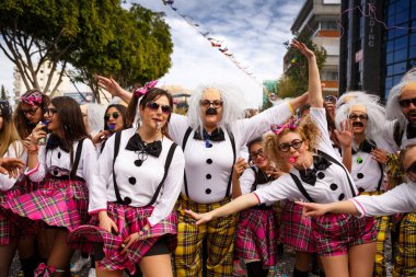 Limassol, Kıbrıs - 13 Mart 2016-16. yüzyılın başlarında, Venedik ve Yunan gelenekleri tarafından etkilenmiş kurulan karnaval geçit töreni sırasında kimliği belirsiz katılımcıları.