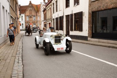 Bruges, Belçika-Ağustos 15, 2015-The Standart Coventry Brugge nadir arabalar geçit. 