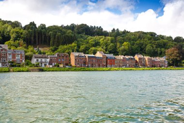 Dinant, evlerde görüntülemek Meuse Nehri Belçika'dan.